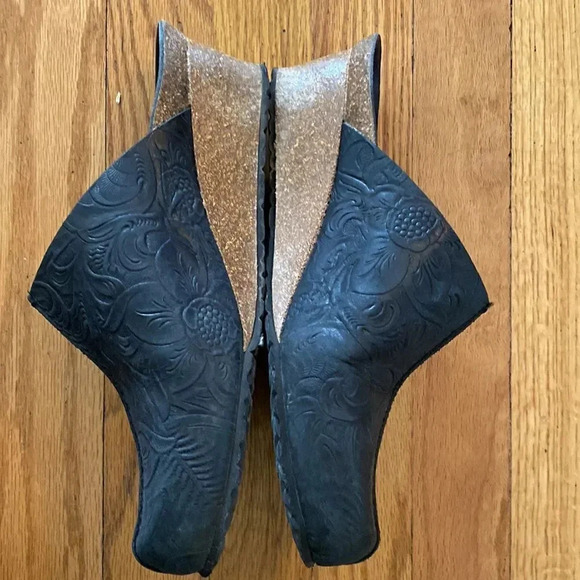 Papillion sz 40 or US 9 black embossed floral black leather great pre owned cond - Picture 2 of 9